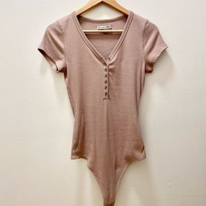 Abercrombie taupe short-sleeve bodysuit - size M